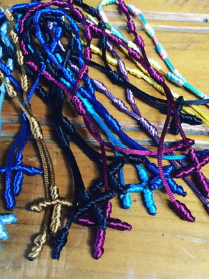 Kit com 10 pulseiras decenário em macramê