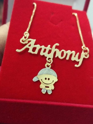 Gargantilha com nome e pingente menino(a) banho de ouro
