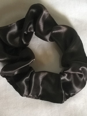 Scrunchie cetim básico (marrom)