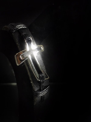 Pulseira de couro com fecho em metal farrell