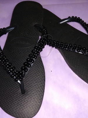 Chinelos havaianas decorados com pérolas