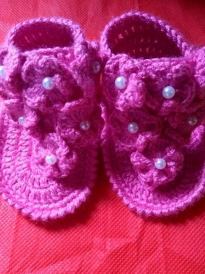 Sandália em crochê para bebê flores