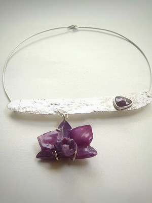 Choker com rubi fuchsita e orquídea resinada