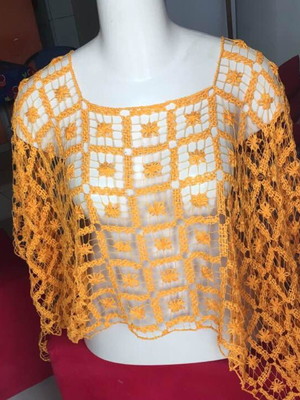 Blusa em renda de filé