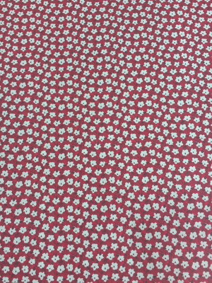 001 vm vermelho com mini flores brancas -
