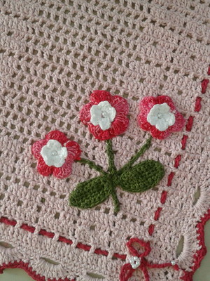 Tapete com aplicação de flores.
