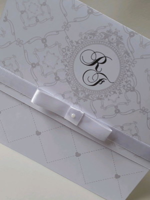 Convite de casamento branco clássico