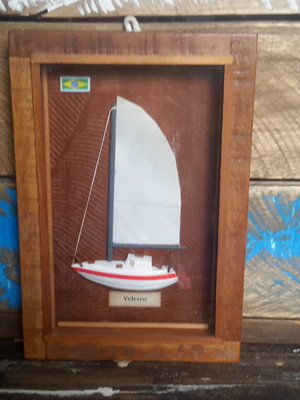 Quadro artesanal rústico com veleiro miniatura