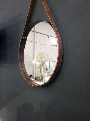 Espelho 80cm diam. alça couro marrom