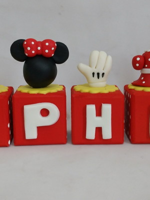 Cubo com letra mickey