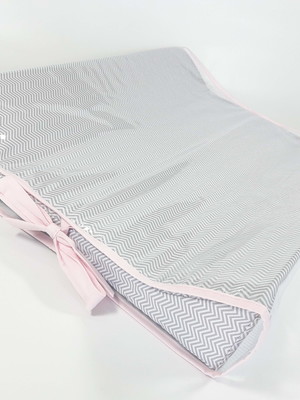 Trocador americano chevron cinza mini com laços rosa bebê