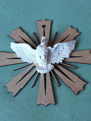 Divino espírito santo em resina com raios em mdf 15x15