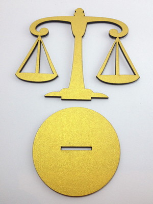 Símbolo de direito em mdf dourado com 15 cm de altura