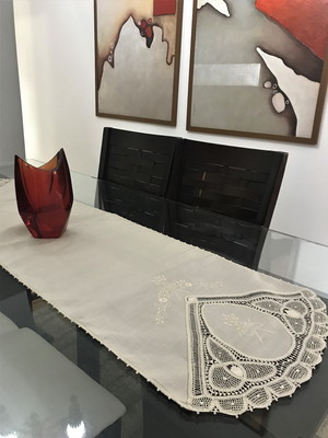 Caminho de mesa em cambraia de linho com renascença bege