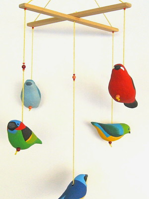Móbile de aves brasileiras em papel machê
