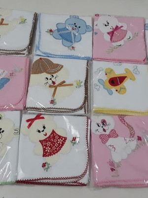 Cueiro flanelado 80x80 bordado com crochê kit com 3