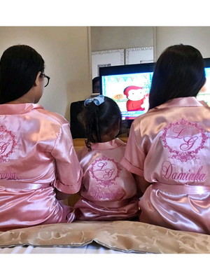 Kit 15 robes de cetim infantil com brasão