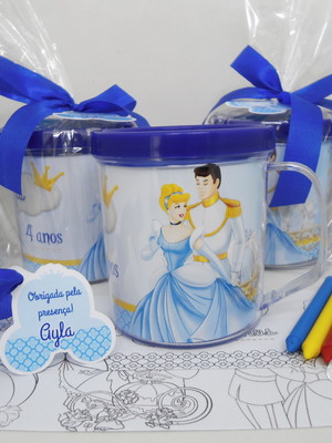 Lembrancinha cinderela - caneca com kit colorir 6