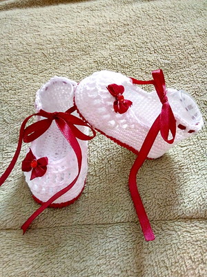 Sapatinho com fitas vermelho- 0 a 3 meses