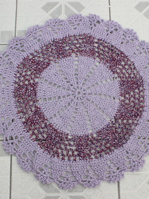 Tapete redondo lilas e mesclado