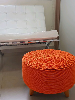 Puff baixo com capa em crochê laranja