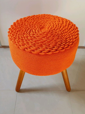 Puff alto com capa em crochê laranja