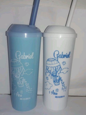 Copos personalizados long drink com tampa e canudo.