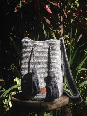Bolsa saco de crochê lisa com tassel