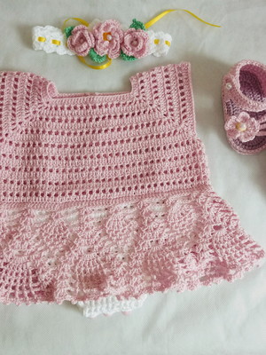 Body + sapatinho + tiara de crochê