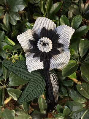 Flor em macramê grande encomenda patricia