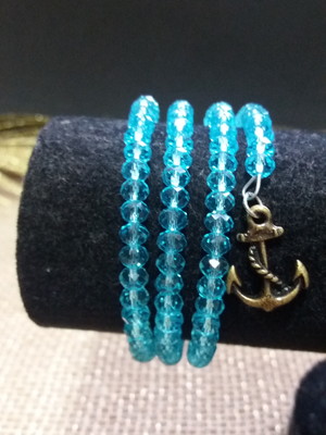 Pulseira trabalhada com cristais turquesa
