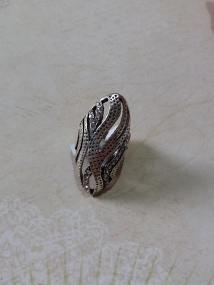 Anel prateado todo trabalhado com strass