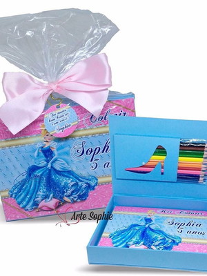 Caixa cartonada com livro de colorir e lápis de cor princesa