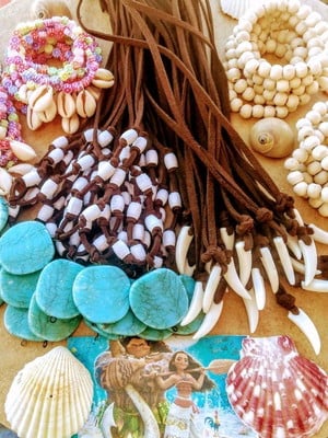 Kit tábua aniversário moana 50 pessoas - colar + pulseira