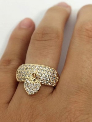 Anel cravejado com pingente de coração banhado a ouro