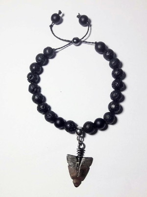 Pulseira de fio com pedra vulcânica e pingente de flecha