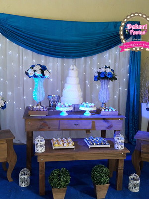Decoração de casamento azul roray com mesa rustica