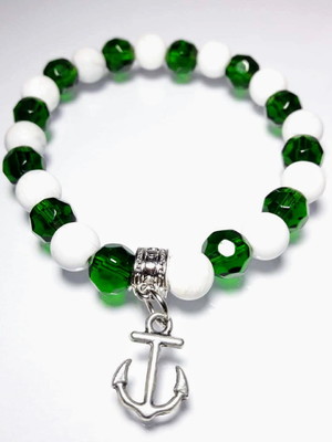 Pulseira artesanal de cristais verdes e howlita com pingente