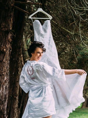 1 robe de cetim com renda e brasão
