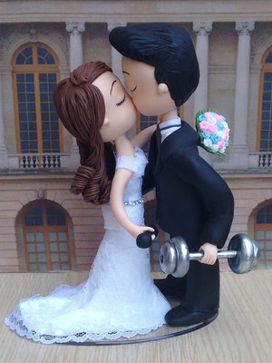 Casal de noivinhos biscuit beijo fitness