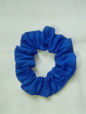 Scrunchie basico em tecido 100 % algodão (azul royal)