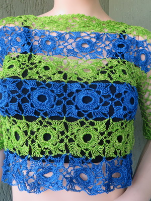Cropped de crochê azul e verde