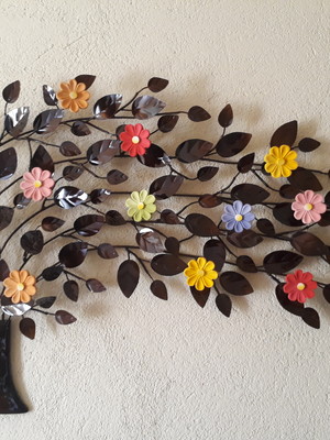Árvore em ferro com flores coloridas