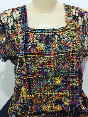 Blusa em renda de filé