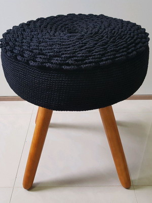 Puff alto com capa em crochê preta