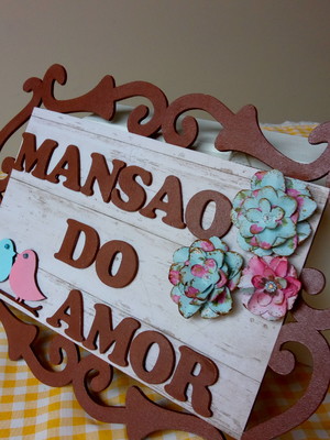 Placa em mdf personalizada com apliques e flores.