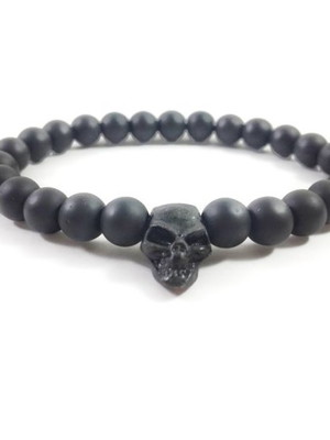 Pulseira em pedras naturais ônix matte com entremeio caveira