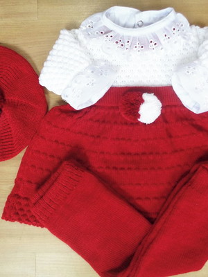 Vestido pompom com boina e body