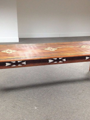 Mesa com ladrilho e flor bali na saia dos 4 lados
