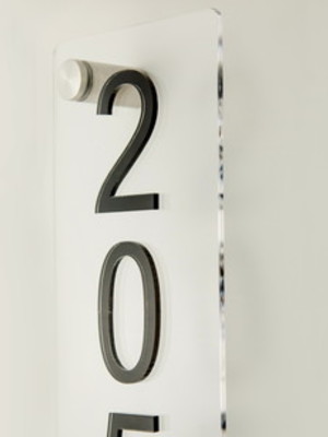 Placa para porta número colado 15x33cm 2 afastadores de inox